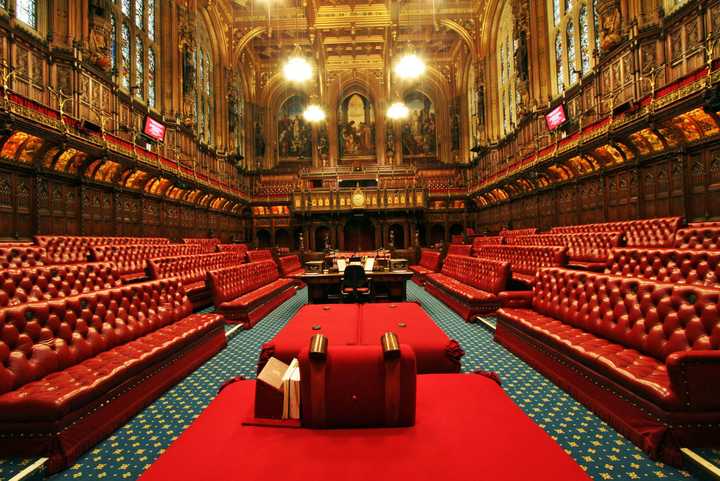 英国议会会议厅的布置有什么细节吗?