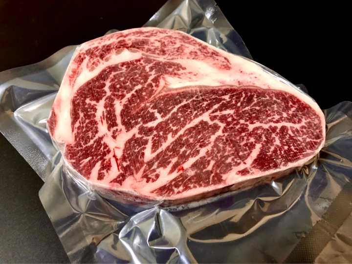 冷冻生牛排解冻后有很多水,煎起来不好吃,怎么办?