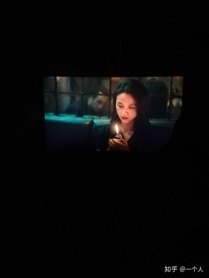 有没有抽烟女生的壁纸或照片?