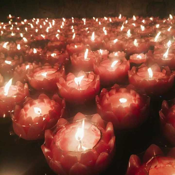 不少人前来烧新年第一柱香,祈福请愿.