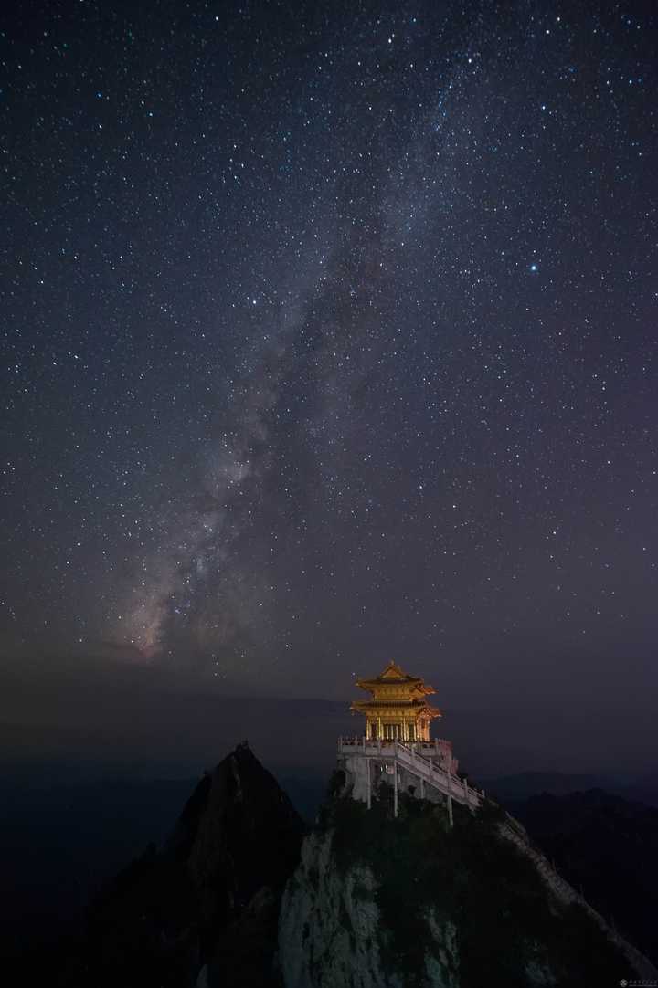 危楼高百尺,手可摘星辰.不敢高声语,恐惊天上人—李白