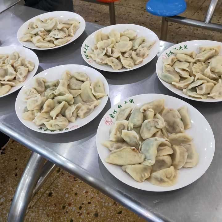交十块钱,饺子无限量哈哈哈.自己包的很好吃哟.