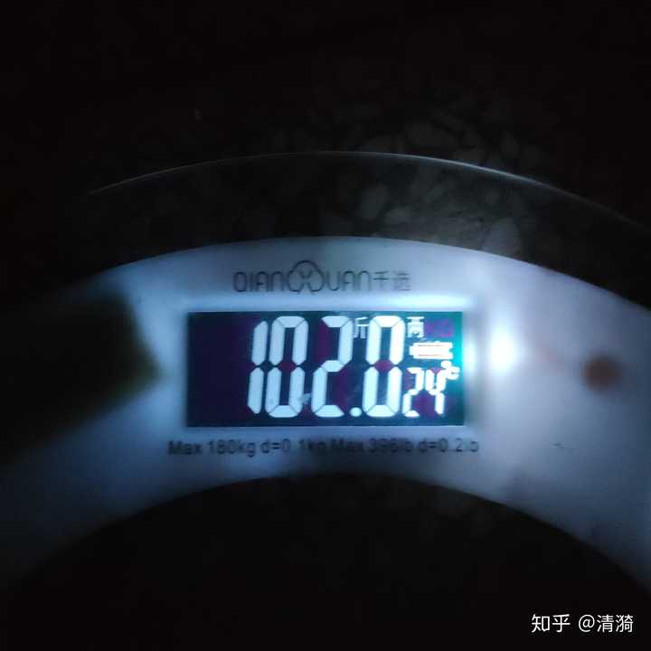 姐妹们我起床啦,称了一下体重快下102了, 这两天便秘了,一直没拉粑粑