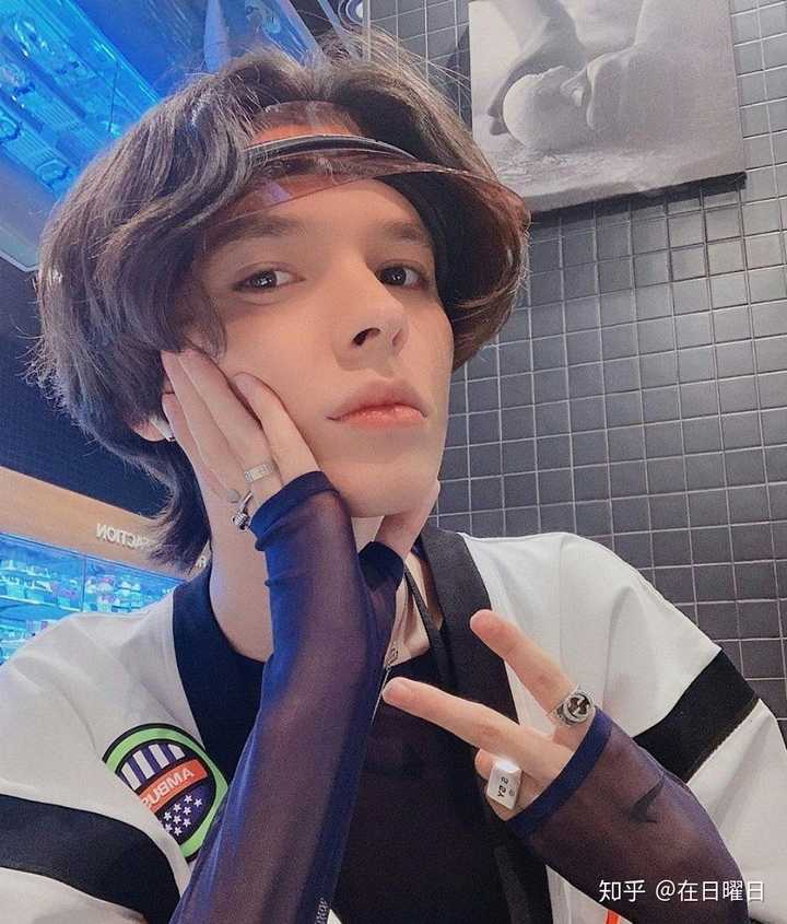 想知道欧美的00后有没有长相很惊艳的小鲜肉或美少年?