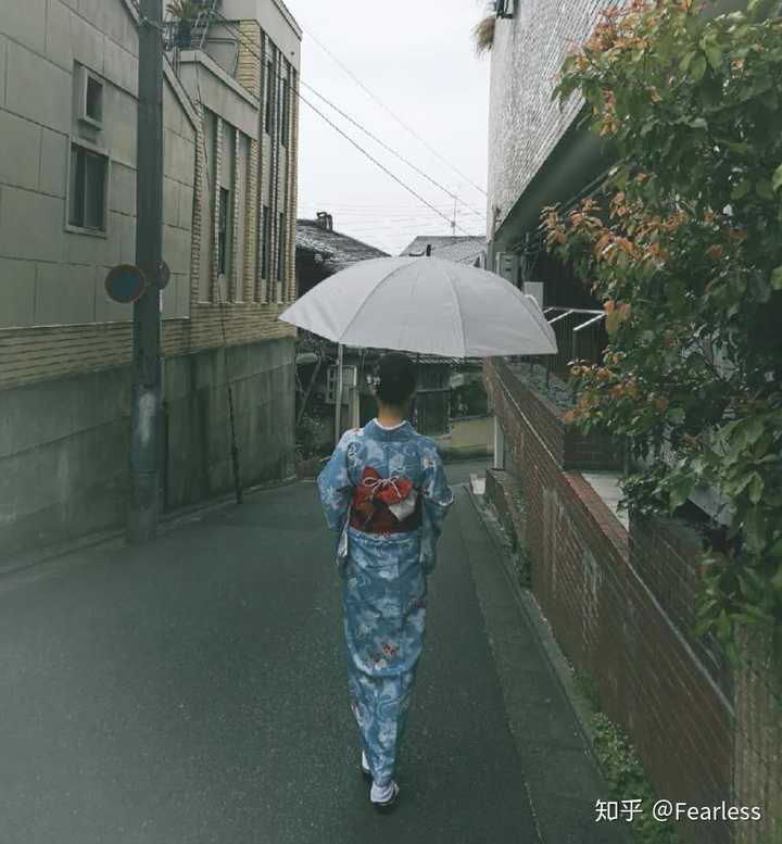 背面全身照,当天下雨