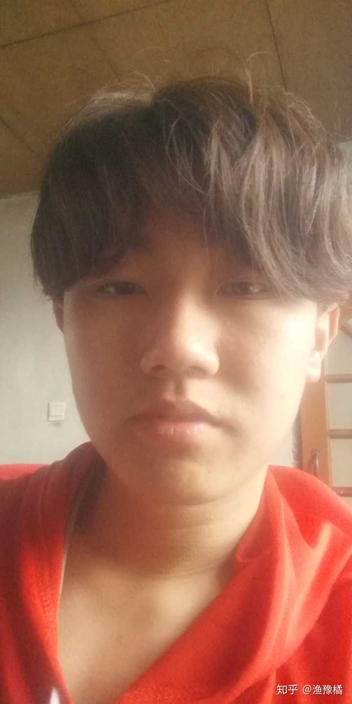 为什么自拍的时候,非镜像的情况下感觉自己很丑,脸都是歪的?