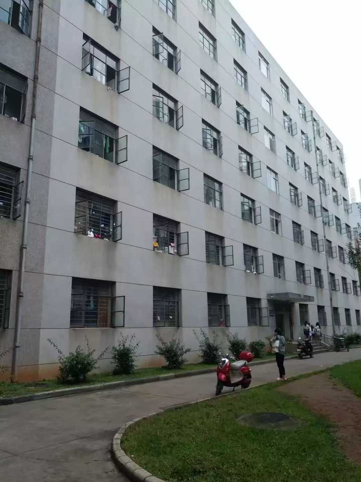 云南财经大学的宿舍条件如何?校区内有哪些生活设施?