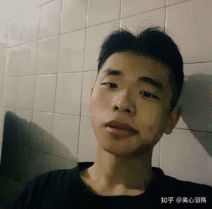 有没有那种单眼皮小眼睛塌鼻梁厚嘴唇但好看的男生?
