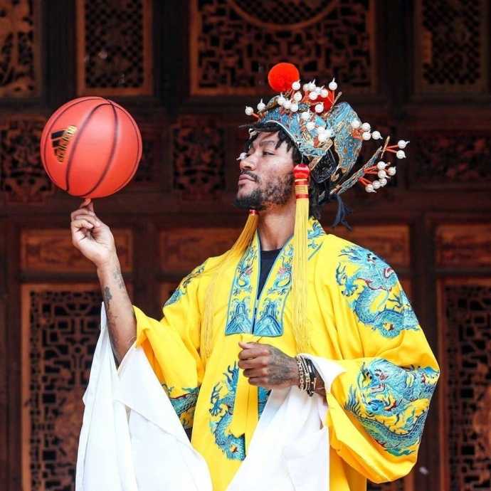 每日新闻# 中国行罗斯竟然魂穿了故人,在戏台上打篮球什么水平?