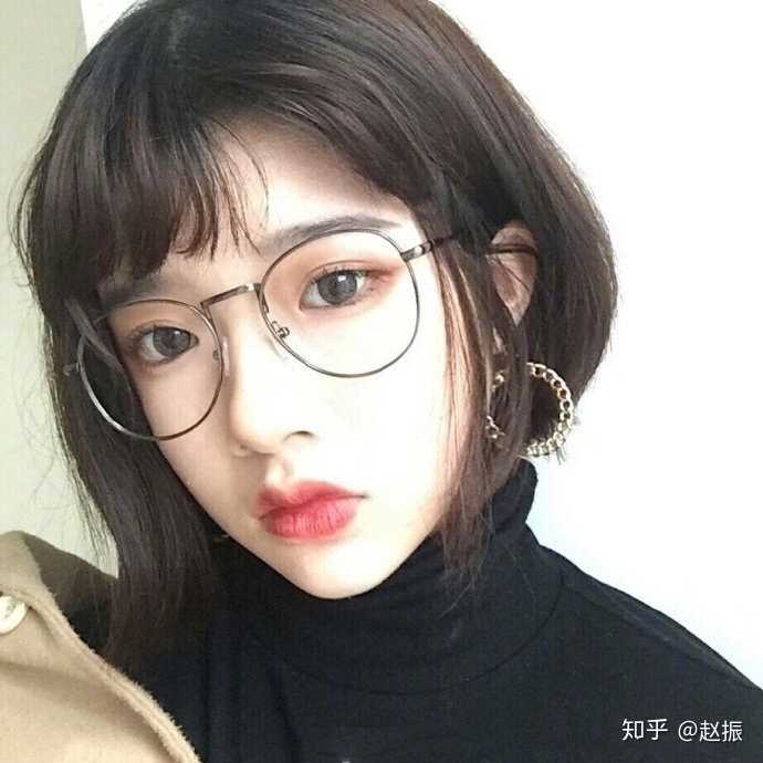 有戴眼镜留刘海还长得很好看的女孩子吗