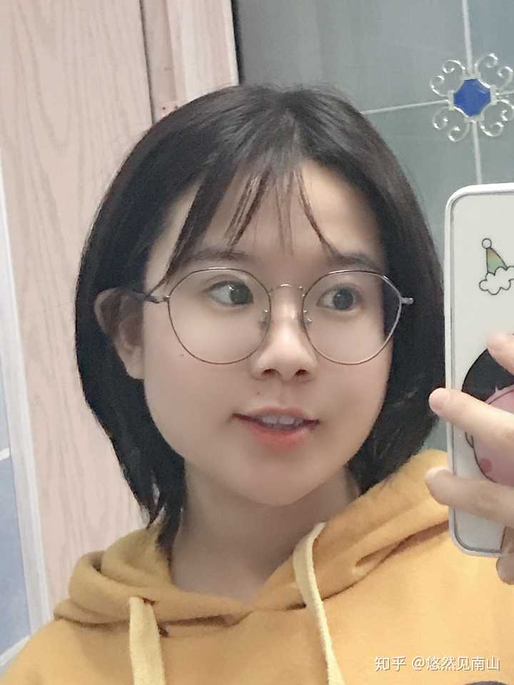 圆脸戴眼镜的女生适合什么发型?
