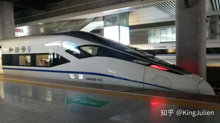 列车颜值方面,庞巴迪厂的地铁头型一直饱受诟病,crh380d的头型经过