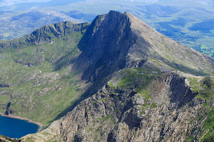 英国威尔士有一个徒步登山的该地最高山峰叫什么山?