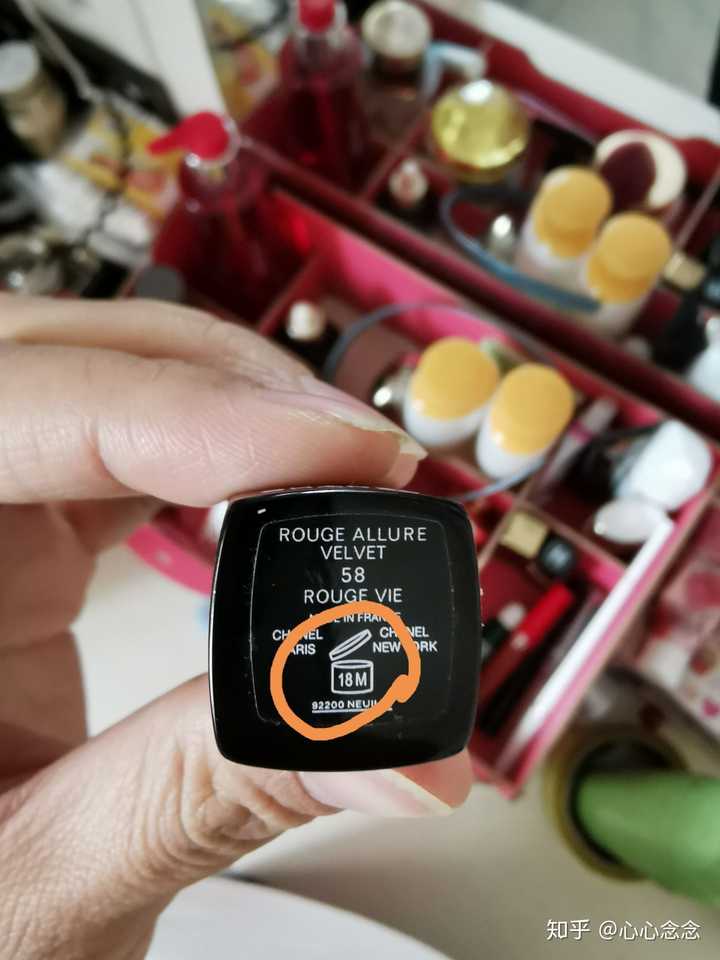 一般唇膏底标上会有这个标志 就是开封的月份 这只是香奈儿的 显示