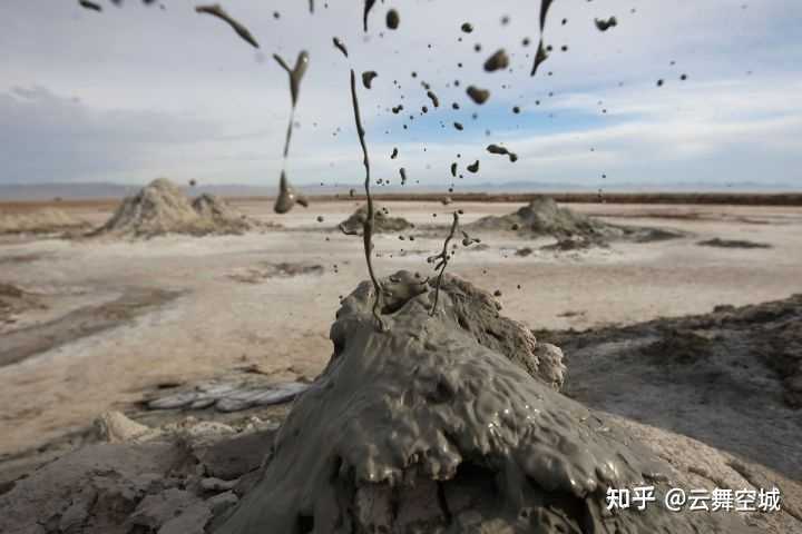 喷发气体和泥浆的泥火山,气体通常含烃可燃.