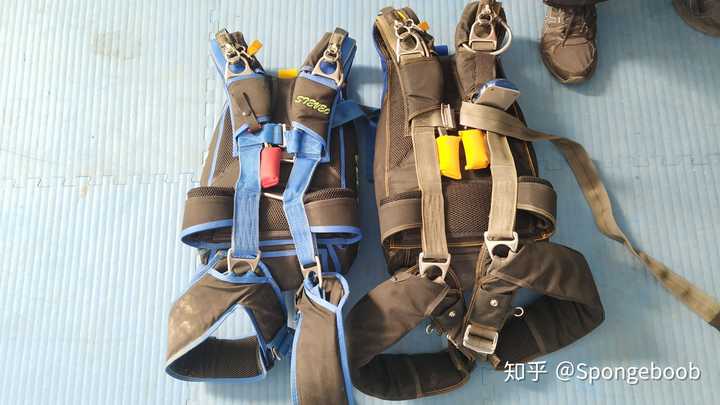 为什么伞兵的跳伞包不让人碰?