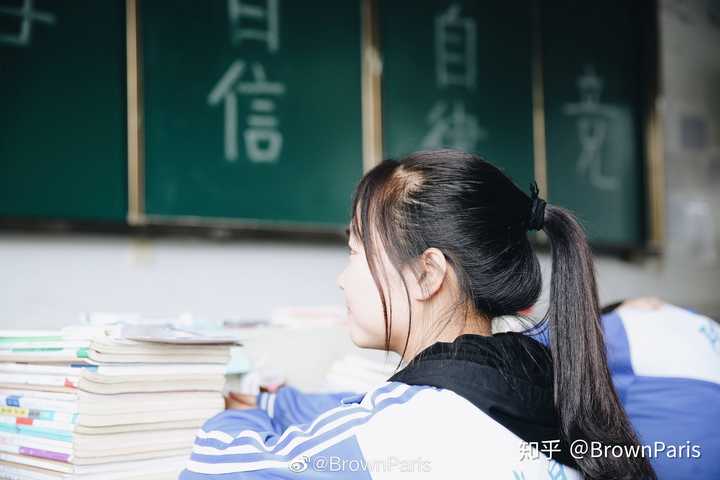 应该是这张照片吧,高考的前一天拍的.