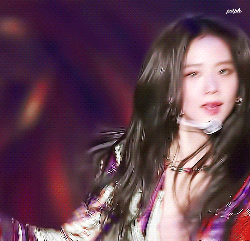 她曾说过为了blackpink的发展暂时不想演戏,其实粉丝私心都想让她去
