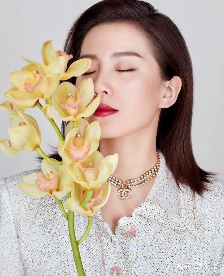 之前看到有人留言说,为啥女明星的眼妆看起好像没怎么画,却能这么有