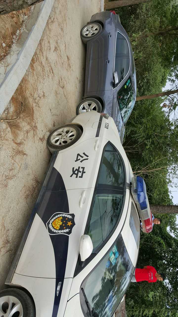 出警的警察来了以后, 对那个开车的警察说 呦,老司机也有翻车的时候