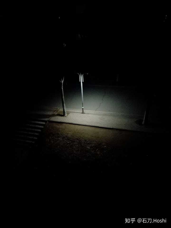 忘了哪一天了,在阳台抽烟看到的. 有了再更.