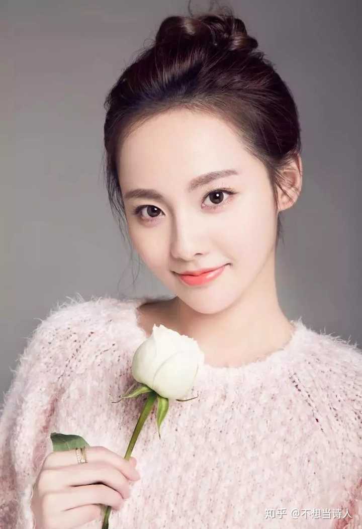 很多女生看久了也会变美的,但是张嘉倪在女人堆里,绝对是独树一帜