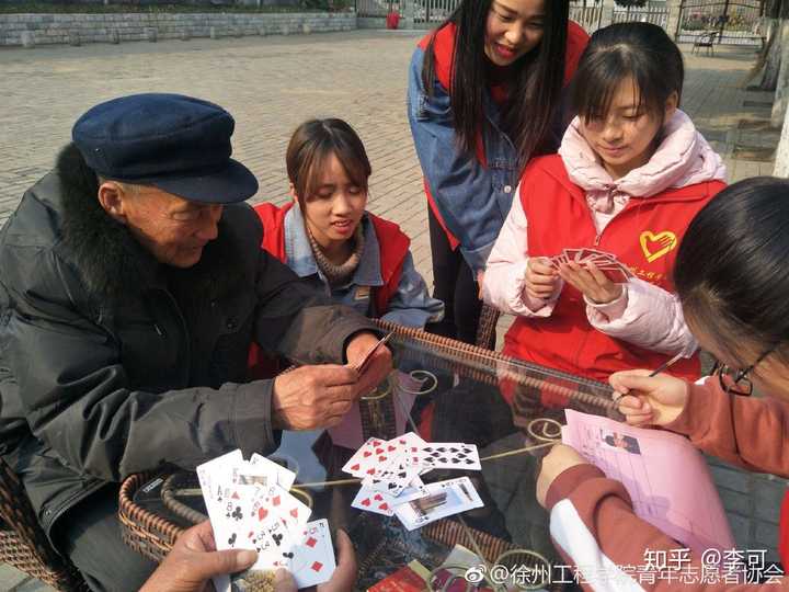 (这是我们陪敬老院的爷爷打牌的场景,爷爷特别喜欢我们每周去找他打牌