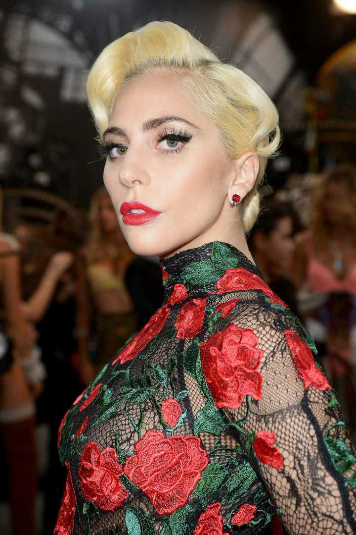 如何评价2016维秘秀lady gaga的表现?