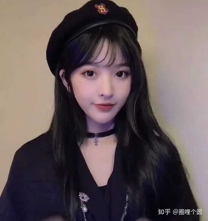 这种红底的手绘头像是定制的还是用拍照app拍出来的?