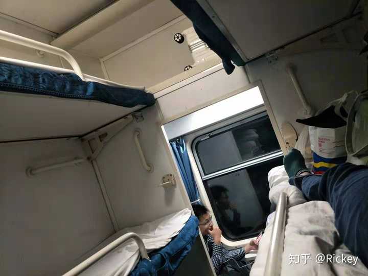 我坐的这趟火车硬卧还是蛮好的,除了没有门,六个人睡一间以外,其他都