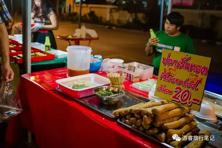 这里的美食摊位,每一家几乎都不重样 一家家吃过去,全都吃遍的话 基本