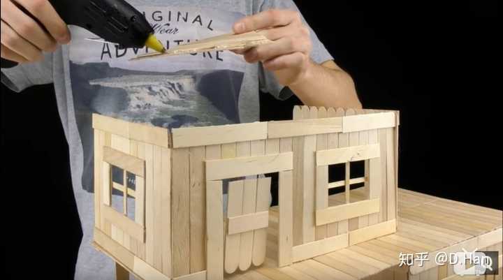 热熔胶枪还可以用来粘结物品,比如将木头雪糕棍制作成创意模型.