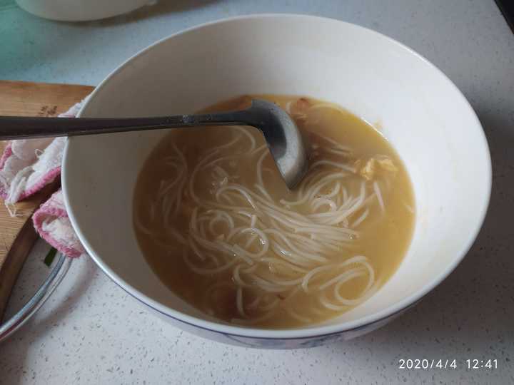 面条还剩下一口,这是我们家的汤碗,本来是整整一碗的,其他的都在我的