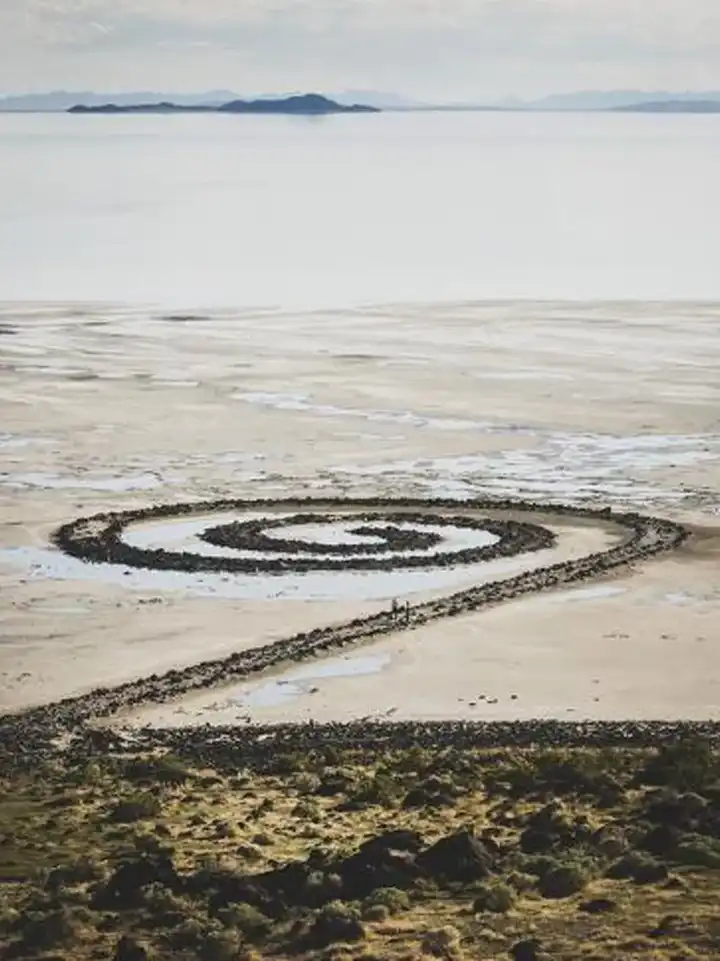 robert smithson《螺旋防波堤》( spiral jetty, 1970