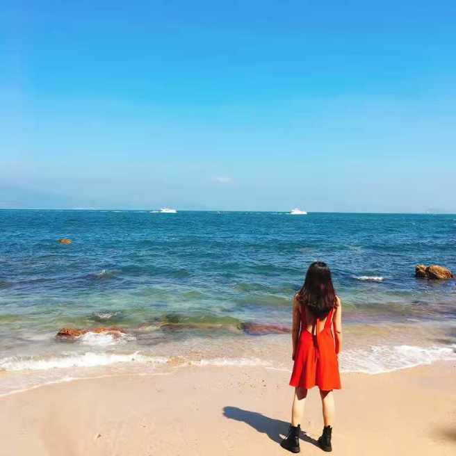 女孩子在海边拍照摄影应该穿什么样的衣服