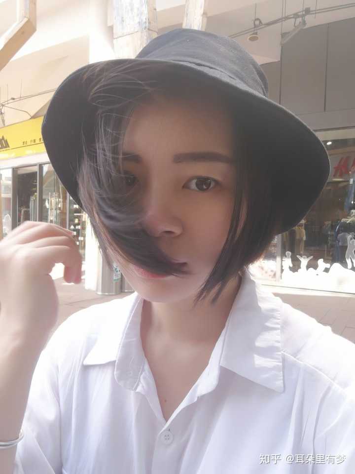 刚剪的短发 除了帽子,现在想戴假发