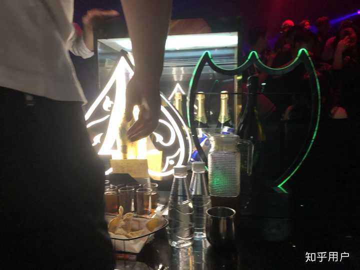 前男友很喜欢喝酒,没事儿干一个人都能喝的那种.