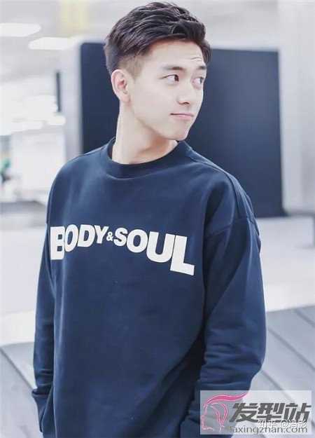 男生头发硬直.完全不服帖形象一点就像是洗完澡头发就