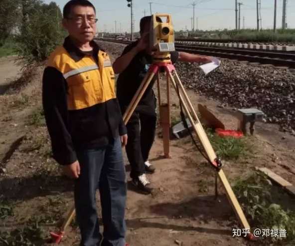 中石化阜新伊吗图油库铁路专用线工程施工现场查对图纸,测量.