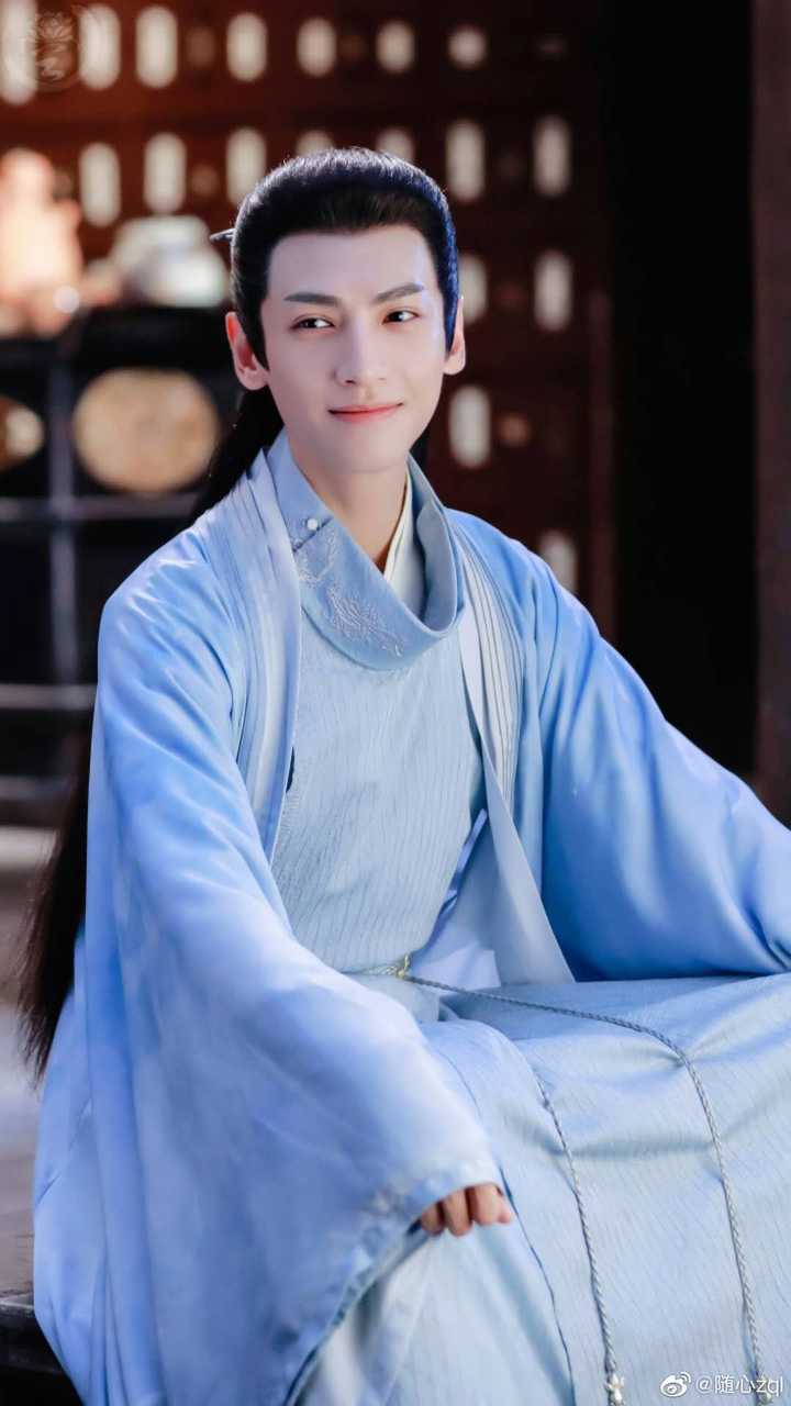 《月上重火》开播了,你最喜欢上官透的哪套衣服呢?