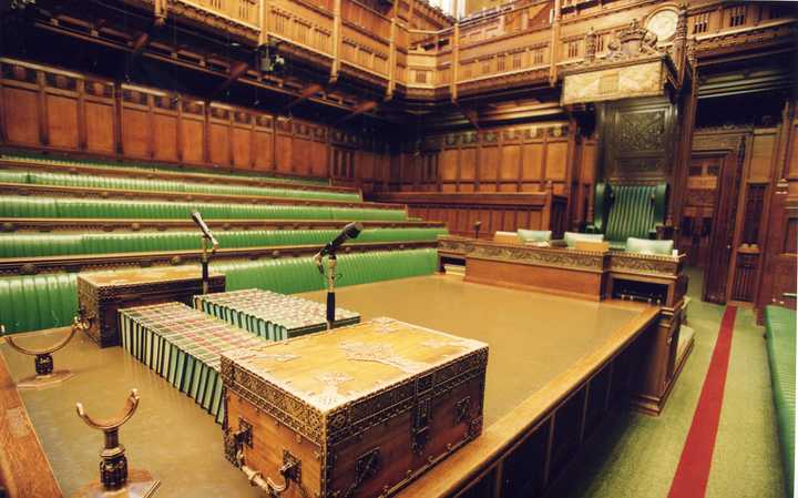 英国议会会议厅的布置有什么细节吗?