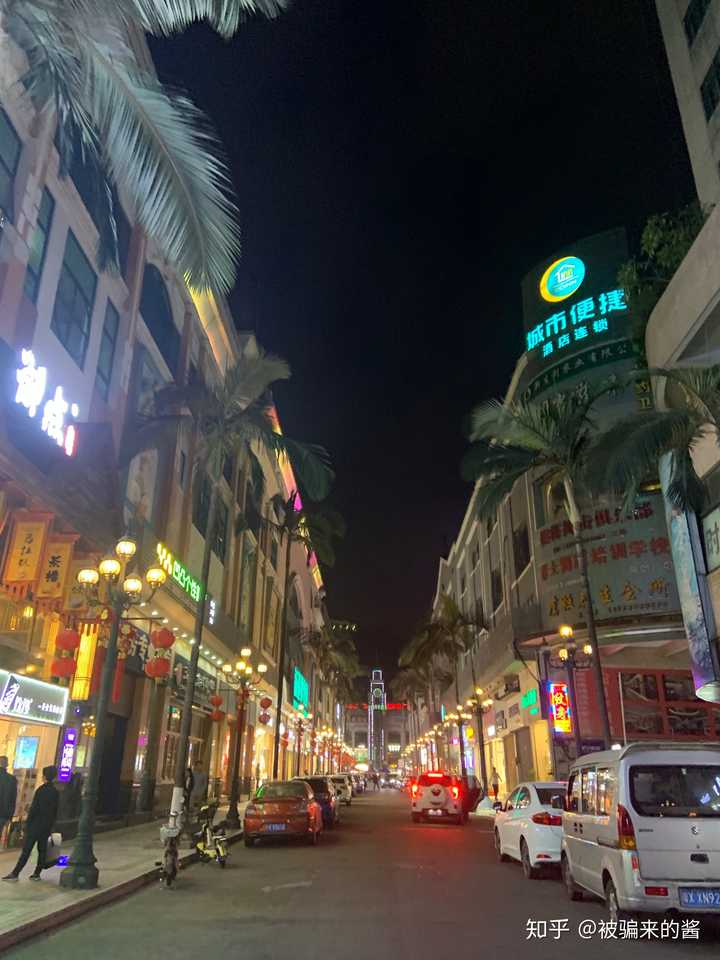 步行街旁边就有很多卖吃的,美食街啥的