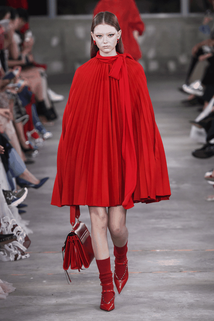 如果你曾经一度因为红色的过于夺目,而将它弃之门外时,在最新的时装周