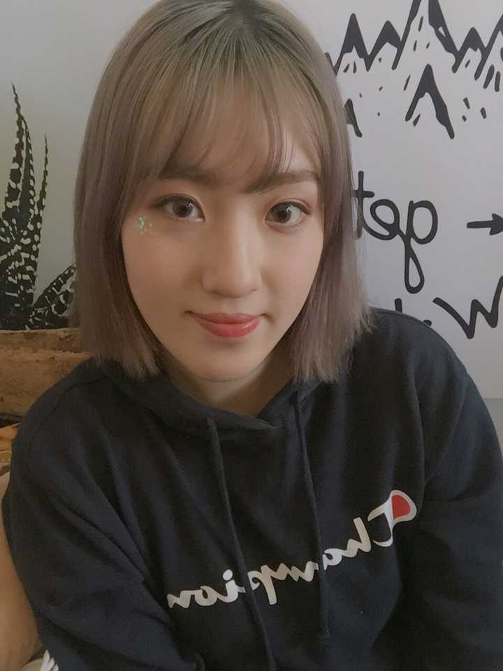 女生染显眼奇异的发色是什么体验?