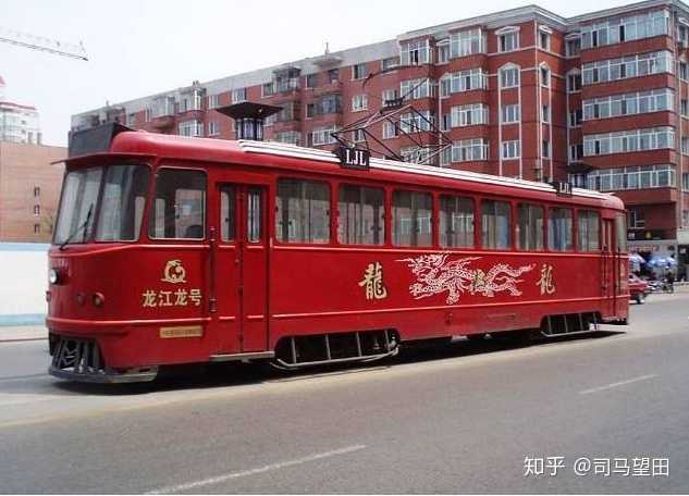 (哈尔滨果戈里大街,曾经的老式有轨电车)