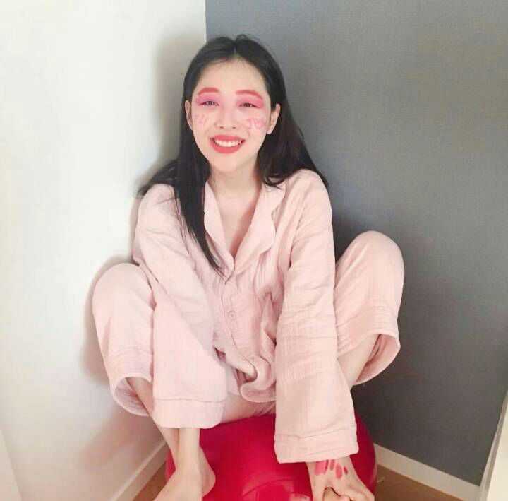 崔雪莉,个人比较喜欢放飞自我后的颜,感觉很漂亮啊.