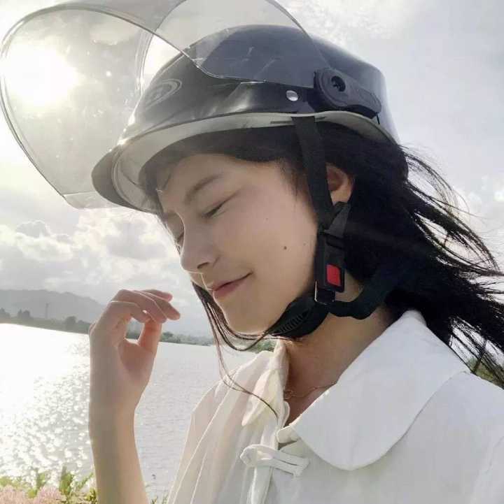 有没有骑摩托车或者带着头盔的动漫情侣头像?