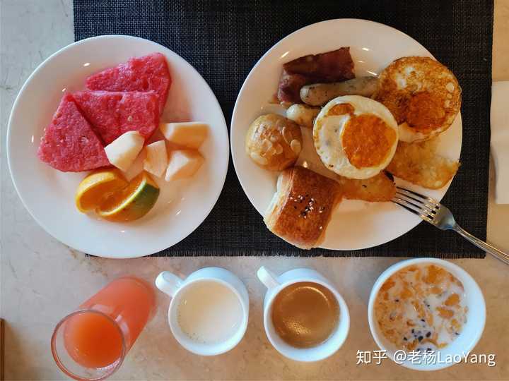 酒店早餐:西点和麦片(忘了……)