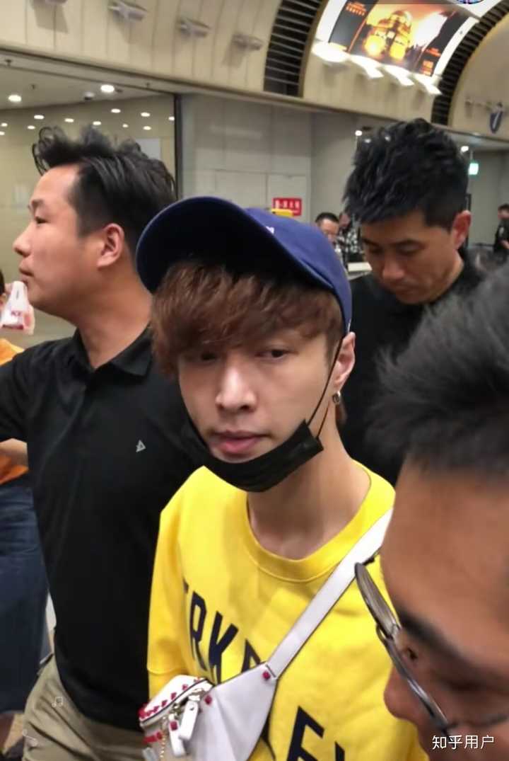 如何评价张艺兴的长相?