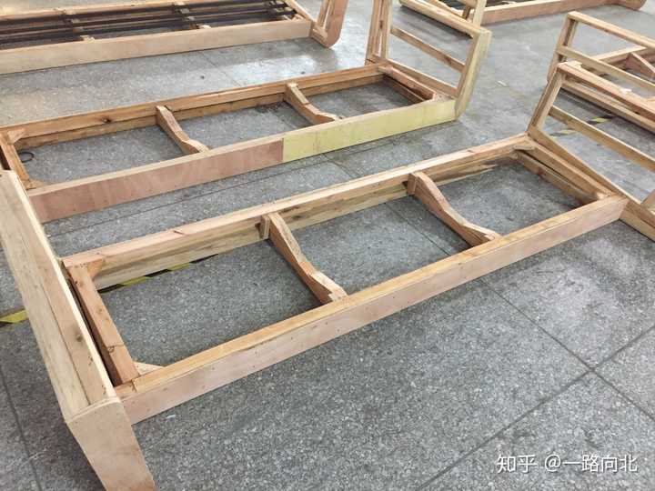 实木类的沙发以及纯金属结构的沙发),杂木它是由松木,椴木等构成,这种